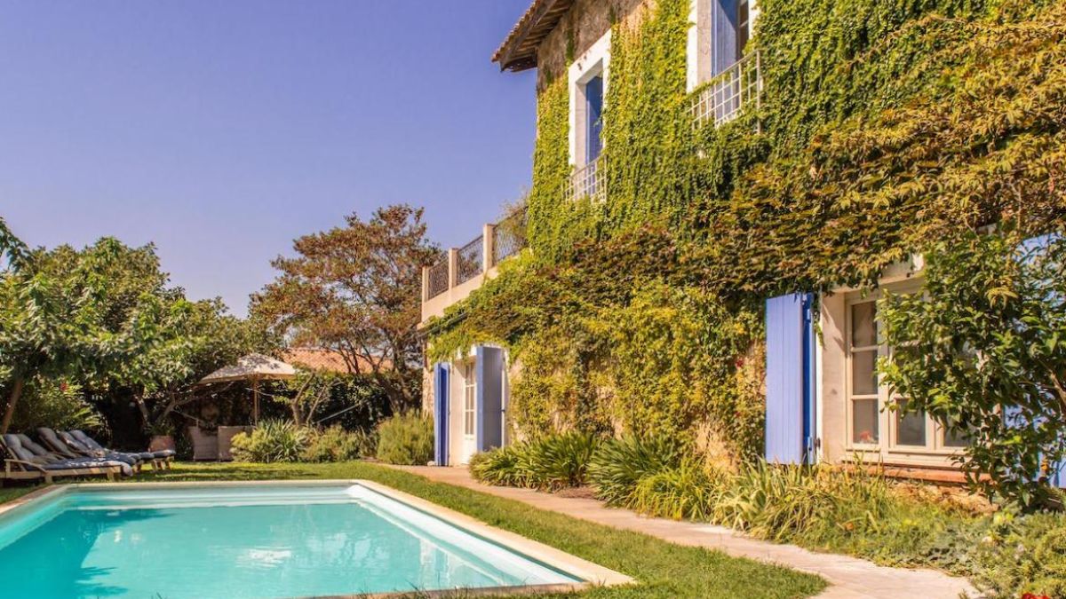 Charming country house with ivy and private pool in the South of France